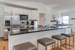 Fridge, oven, dishwasher, coffee/tea maker