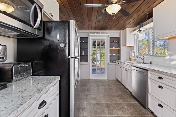 Frigorífico, microondas, horno y placa de cocina