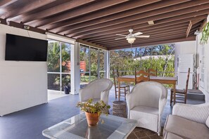 Una Smart TV, una mesa de tenis de mesa