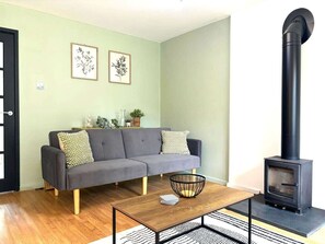 TV, fireplace - The Shrewsbury Stayscape – Modern & Stylish 3 Bed (Shropshire)