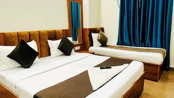 Deluxe Triple Room | Desk, laptop workspace, soundproofing, free WiFi