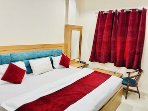Basic Triple Room - Hotel RAJ - Near Railway Station (Haridwar)