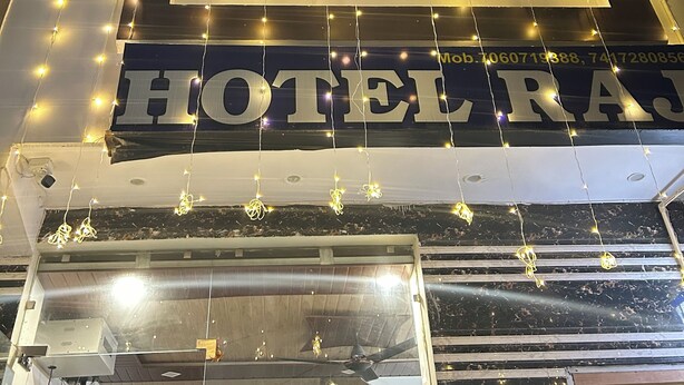 La façana d'un hotel amb cartellos enlluminats, grans finestres i un disseny arquitectònic modern.