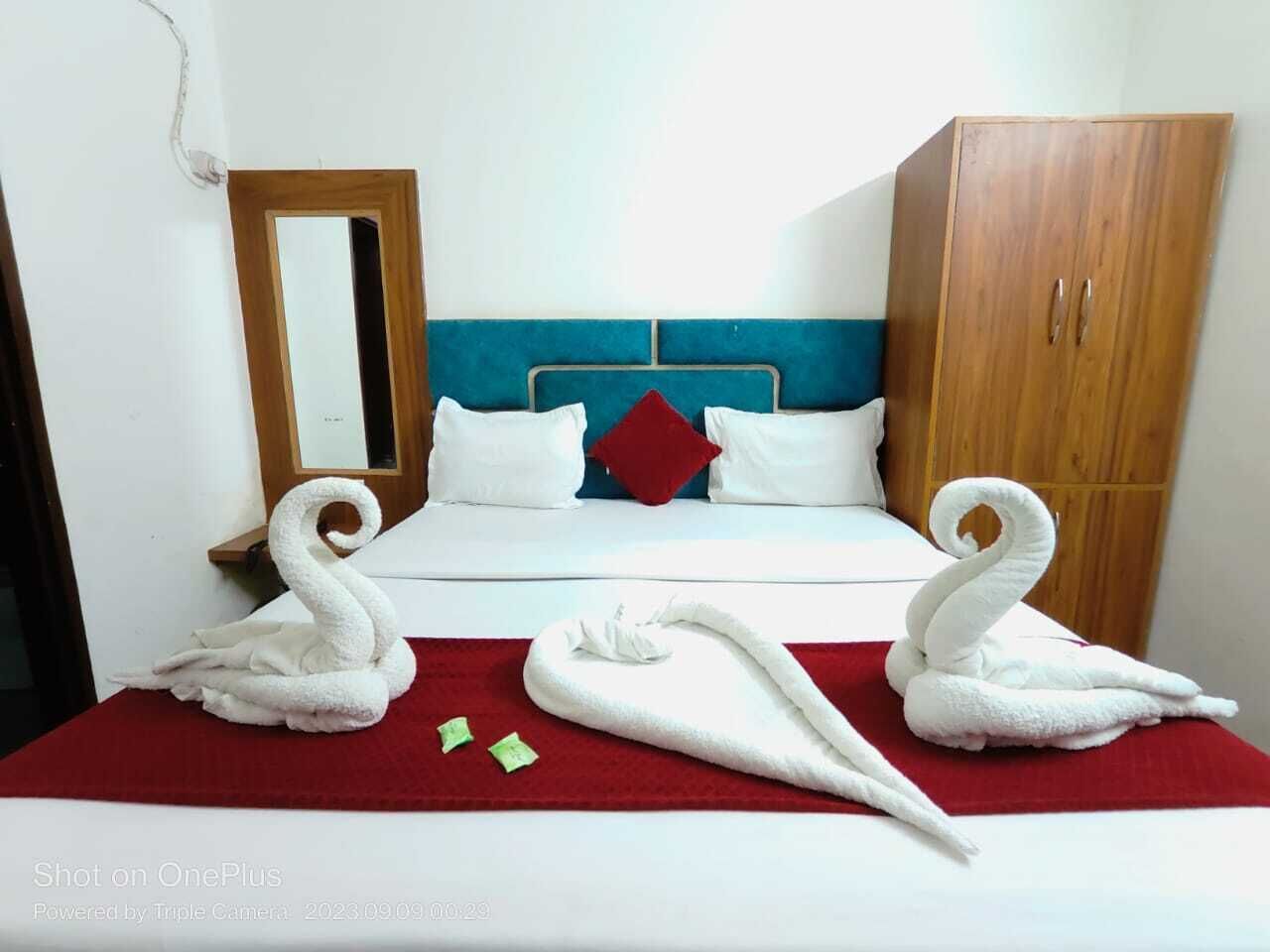 Työpöytä, kannettavalle tietokoneelle sopiva työtila, äänieristys