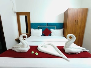 Een bureau, een laptopwerkplek, geluiddichte muren, gratis wifi