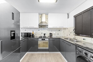 Refrigerador, microondas, horno, utensilios de cocina