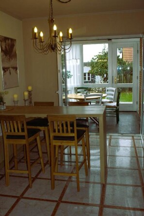 Dining - Vacation home Meerzeit near Warnemünde, family home, shopping center nearby (Lambrechtshagen)