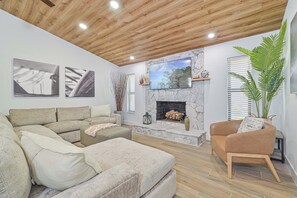 TV connectée, cheminée, espaces bureaux