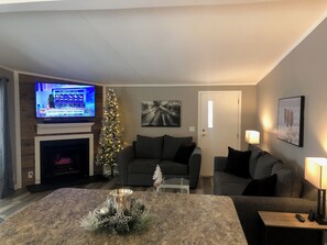 Smart TV, fireplace - "All Sports Wonderland" Up North on the Lake, Mesick, Michigan. (Mesick)