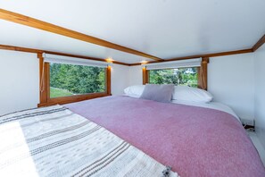 1 bedroom, desk, free WiFi, bed sheets - Tarras Tiny Haven • Stargaze, Unwind, Wake to Mountain Views (Tarras)