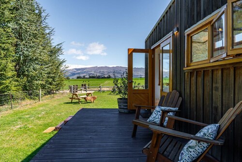 Tarras Tiny Haven •  Stargaze, Unwind, Wake to Mountain Views
