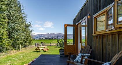 Tarras Tiny Haven • Stargaze, Unwind, Wake to Mountain Views