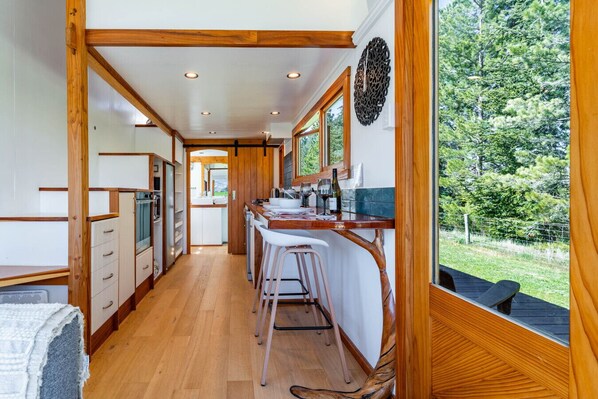 Fridge, microwave, oven, stovetop - Tarras Tiny Haven • Stargaze, Unwind, Wake to Mountain Views (Tarras)