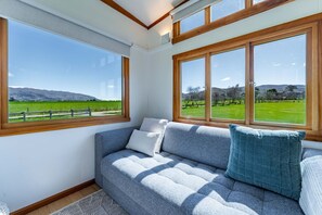 Smart TV, books - Tarras Tiny Haven • Stargaze, Unwind, Wake to Mountain Views (Tarras)