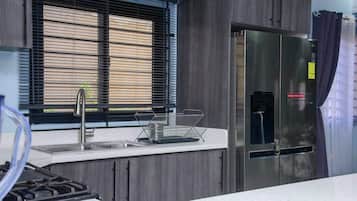 Villa | Eget kjøkken | Kjøleskap, mikrobølgeovn, ovn og kokeplater