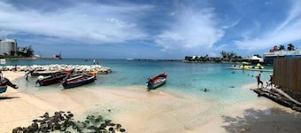 Montana Villa-ochorios-sleeps6-aircon-pool-tv-wifi