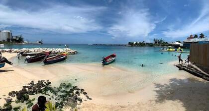 Montana Villa-ochorios-sleeps6-aircon-pool-tv-wifi