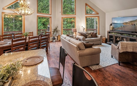 Smart TV, fireplace. Charming Secluded 3-bedroom house in Sagle ID close to Lake and Schweitzer Ski