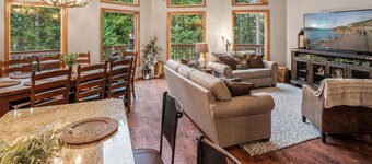 Charming Secluded 3-bedroom house in Sagle ID close to Lake and Schweitzer Ski