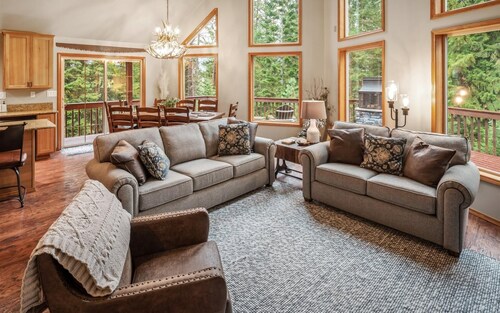 Charming Secluded  3-bedroom house in Sagle ID close to Lake and Schweitzer Ski