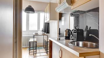 Kühlschrank, Mikrowelle, Wasserkocher mit Kaffee-/Teezubehör, Toaster