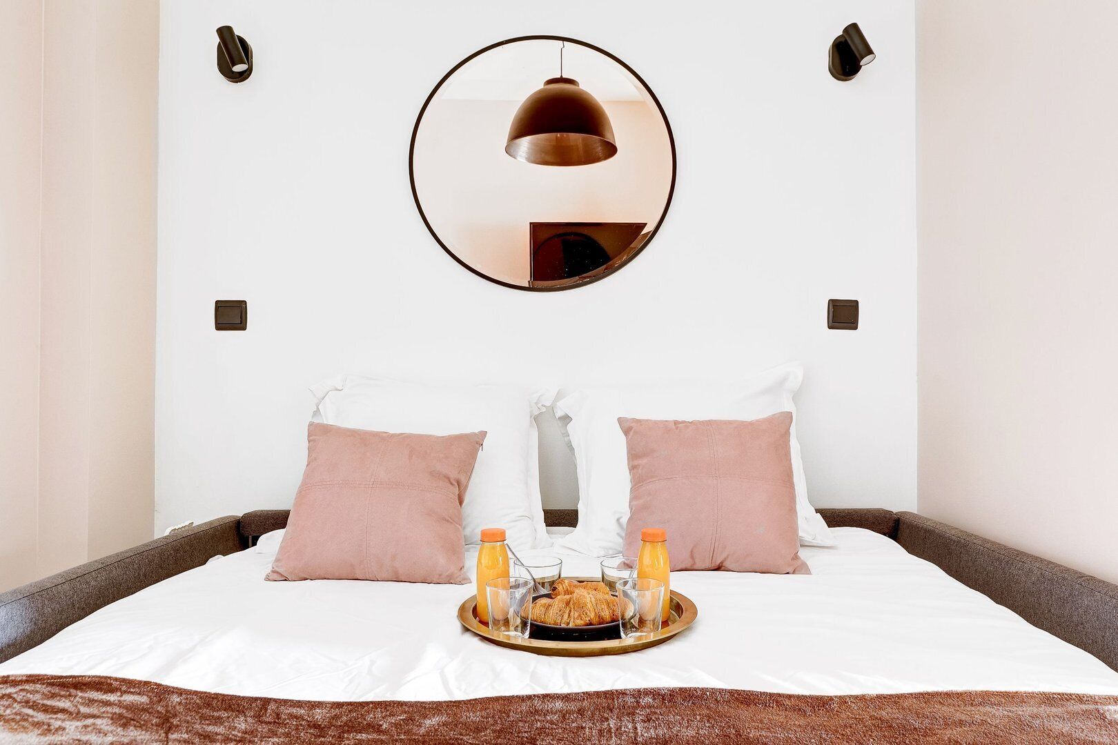 1 bedroom, desk, internet, bed sheets