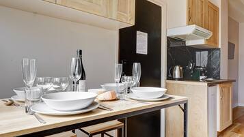 Kühlschrank, Mikrowelle, Wasserkocher mit Kaffee-/Teezubehör, Toaster