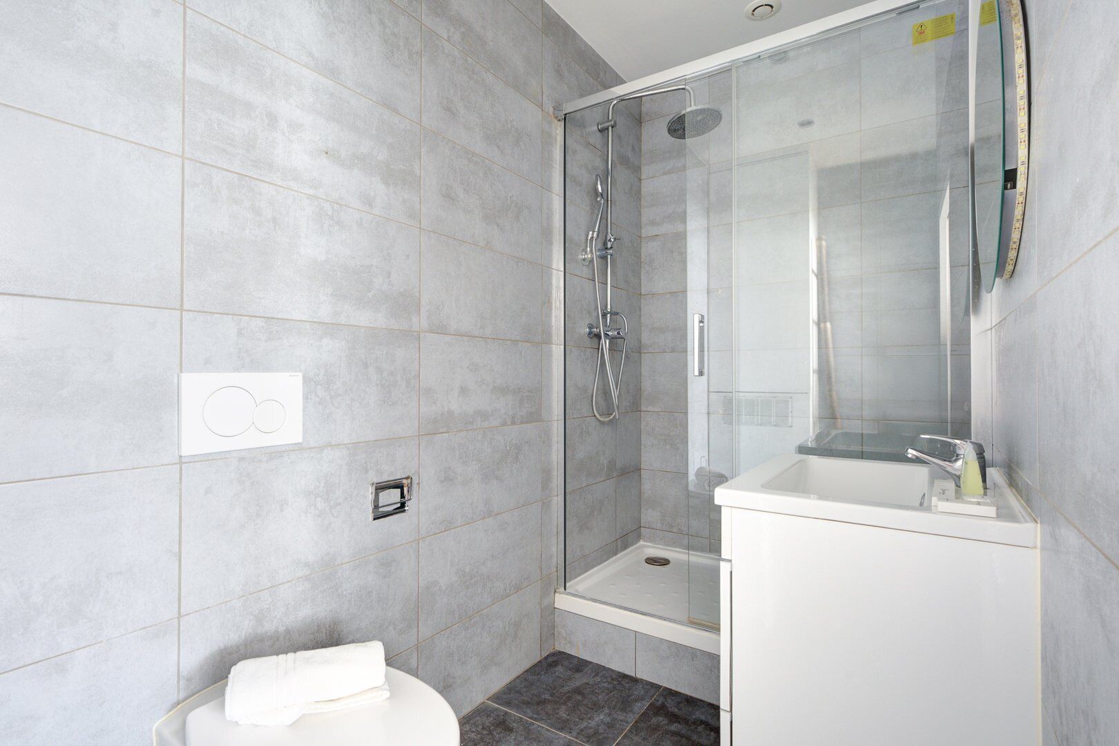 Douche, sèche-cheveux, serviettes fournies