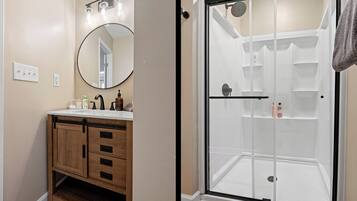 Suihku, pyyhkeet, saippua, vessapaperi