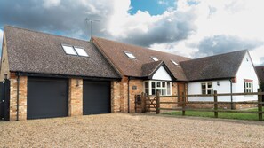 Exterior - Superb 4BD Stay in Wyton and Houghton Village (Huntingdon)