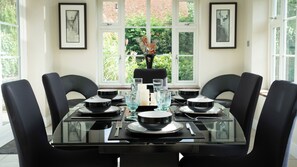 Hus – classic, terrasse | Spisestue
