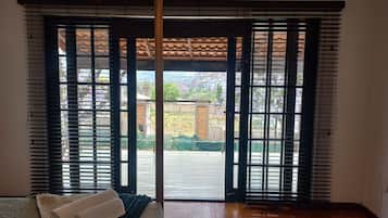 3 quartos, ferros/tábuas de passar roupa, acesso à internet