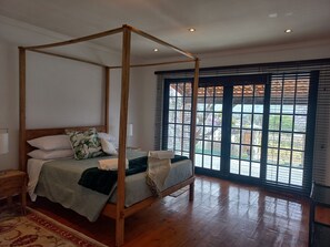 3 bedrooms, iron/ironing board, internet, bed sheets