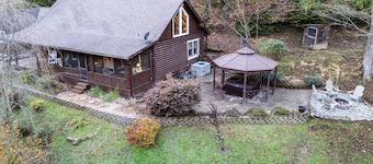 Artful Craftsman Hot Tub, Firepit, and Pond Gatlinburg + National Parks