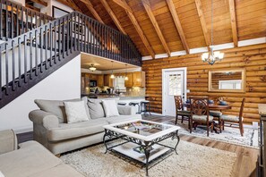 House (5 Bedrooms) | Interior