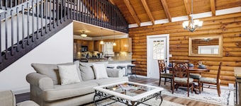 Artful Craftsman Hot Tub, Firepit, and Pond Gatlinburg + National Parks