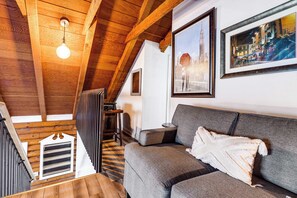 House (5 Bedrooms) | Interior