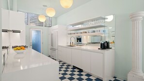 Mikrobølgeovn, ovn, kokeplater og oppvaskmaskin