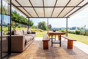 Hus Comfort - utsikt mot trädgården | Terrass/Patio