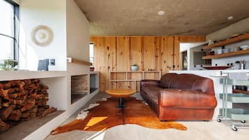 Comfort House, Garden View | Living room | Fireplace