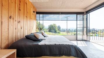 4 bedrooms, individually decorated, blackout curtains, free WiFi