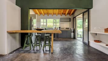 Chalet familiar, vista a la montaña | Cocina privada | Refrigerador con congelador, microondas, horno y parrilla de estufa