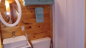 Hiustenkuivaaja, pyyhkeet, saippua, vessapaperi