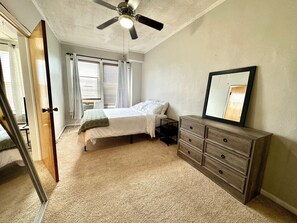 1 bedroom, desk, iron/ironing board, free WiFi - Cozy 1BR on Main St 10 min to Indy (Beech Grove)