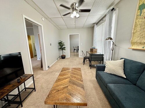 Cozy 1BR on Main St 10 min to Indy