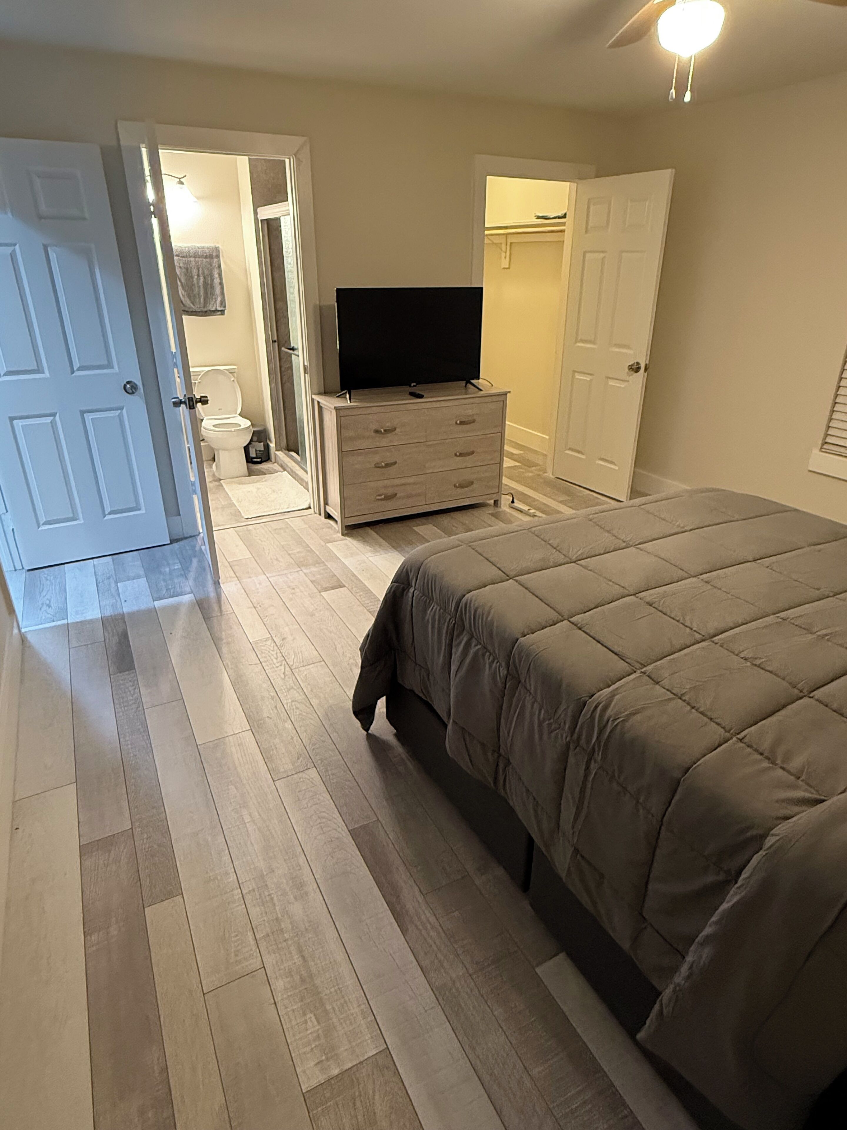 4 habitaciones, tabla de planchar con plancha y wifi gratis 