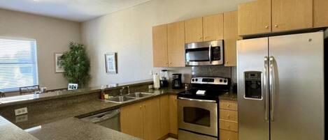 Køleskab, mikrobølgeovn, ovn, kogeplade