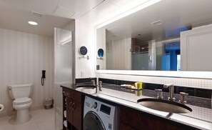 Secador de cabelo, toalhas de banho, sabonete, papel higiênico