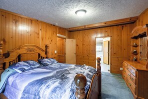3 bedrooms, WiFi, bed sheets - The Wolf Cabin at the Riviera Resort in Neillsville, Wisconsin! (Neillsville)