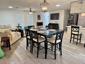 Interior - 3-bedroom house ,Central location, with Pool and fiberWiFi ! (San Antonio)